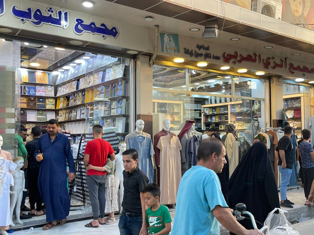 ليلة العيد.. هبّة في بعقوبة لشراء “الدشداشة” بأنواع الشاهين والباز والعثماني (صور)