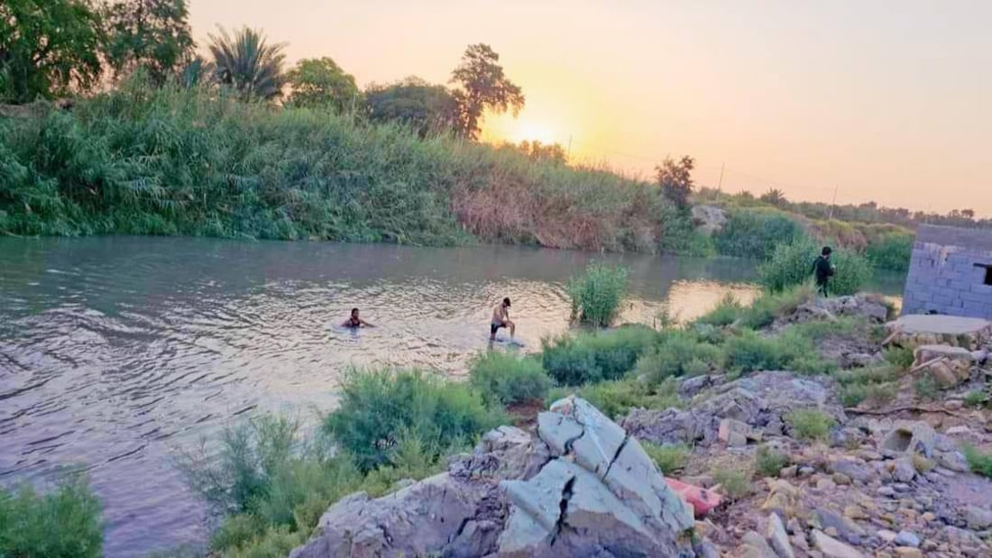 صور: غواصو سرايا السلام ينتشلون جثة طفل من نهر الديوانية
