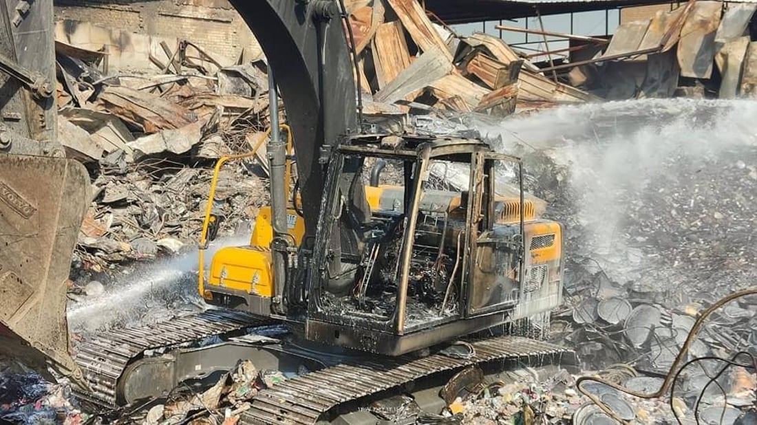 نيران الوزيرية لا تهدأ.. مخازن العطور تلتهم “حفارة” وإصابات في فريق الانقاذ