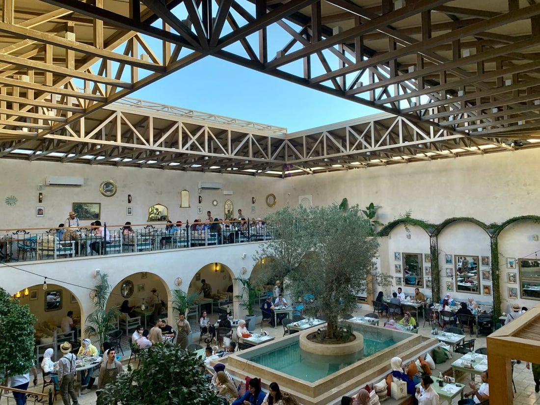 صور: “نوح”.. مطعم جديد بفكرة لبنانية على السطح “البغداديون سئموا الـ in door”