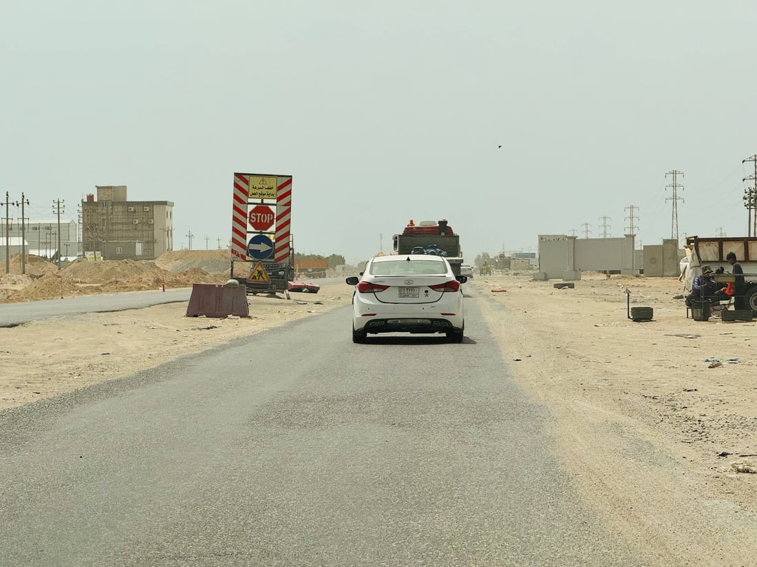 صور: توسعة طريق أم قصر إلى 3 مسارات و11 استدارة وفلكات دائرية جديدة وإنارة