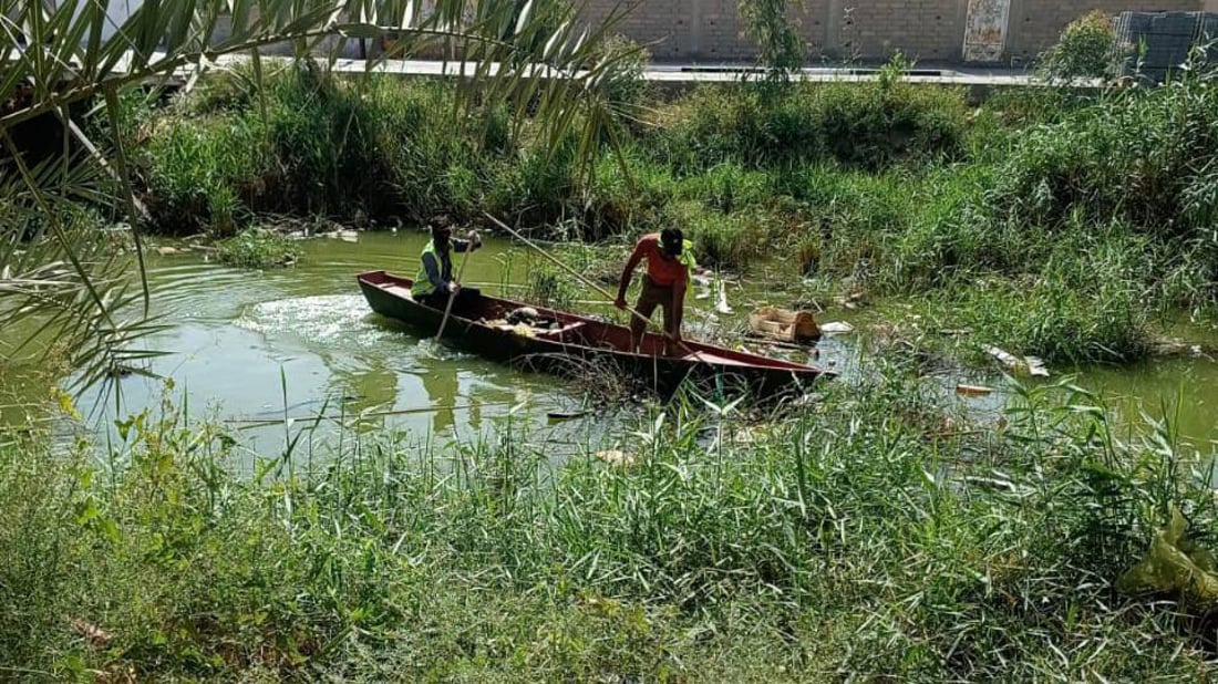 صور: شباب البلدية بين حشائش نهر الهوير لاستخراج النفايات