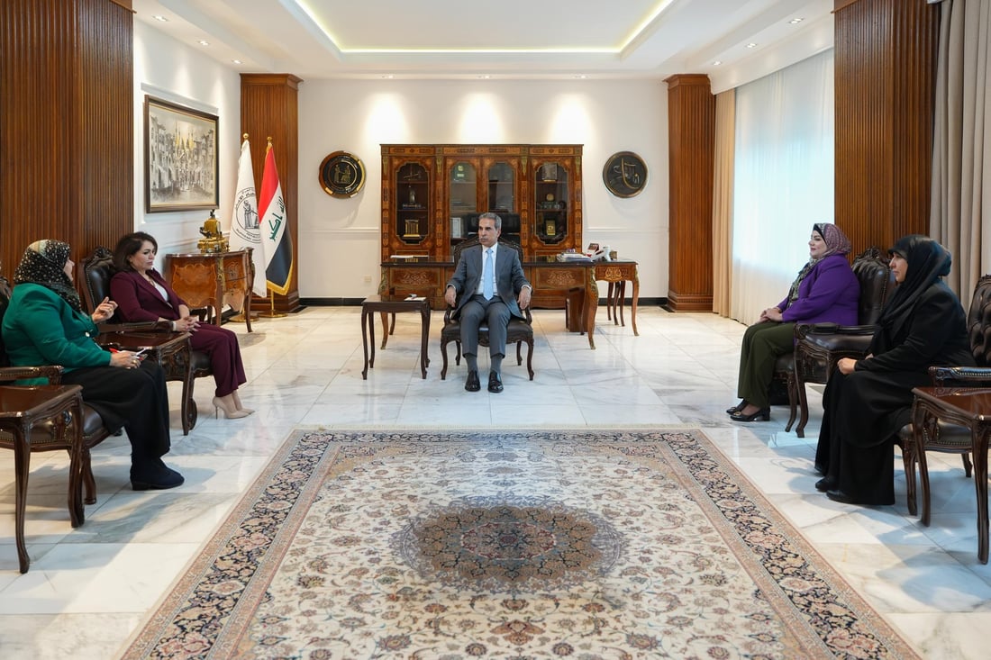 سەرۆکی گەورەترین دەسەڵاتی دادوەری لەگەڵ ژنە چالاکەکان کۆبووەوە