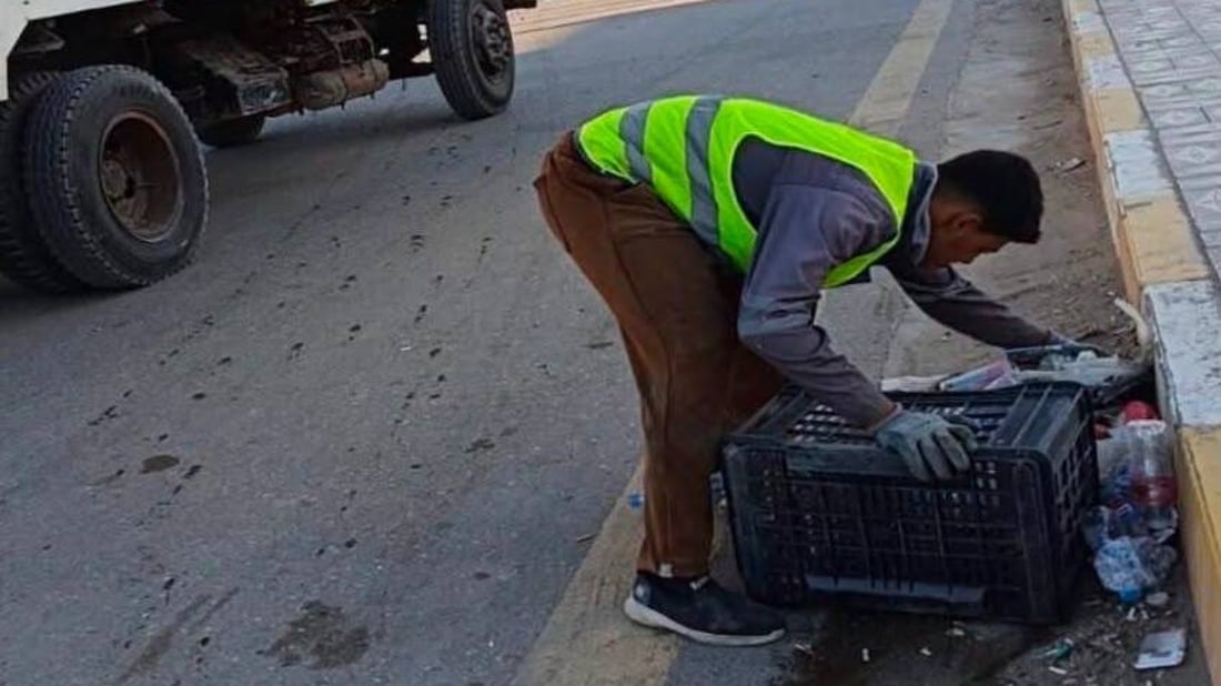 عامل بلدية يحتاج عملية تنقذ بصره وزملاؤه يجمعون التبرعات في البصرة