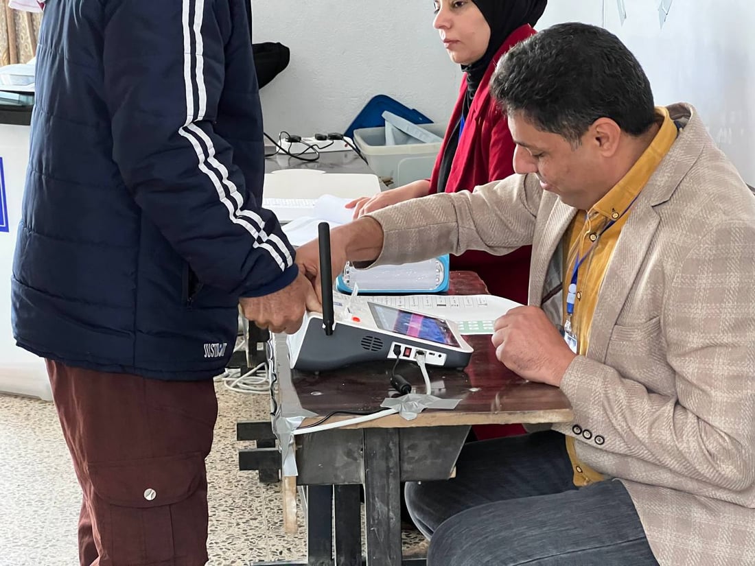 صور الاقتراع العام.. شوارع “عنة” خالية إلا من دعايات المرشحين