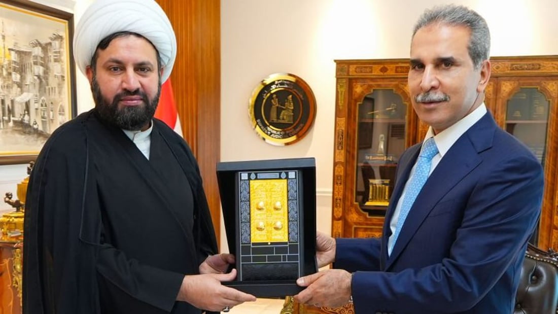 هدية تذكارية من زيدان إلى المسعودي بعد الفوز بجائزة “لبيتم” للمرة الثالثة
