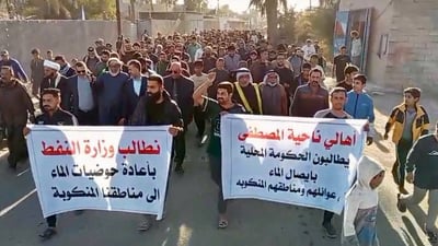حتى الحوضيات انقطعت.. تظاهرة في البصرة تطالب بمياه للغسل