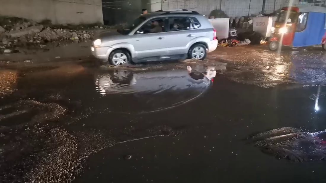 بعقوبة: كلما سحبنا المياه من تقاطع الوثبة عادت خلال ساعات (صور)