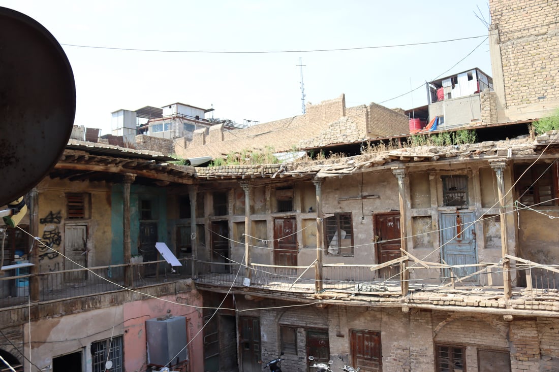 فيديو من “خان المدامغة” في الكاظمية: آخر شاهد على العهد العثماني تحوّل إلى “گراج”