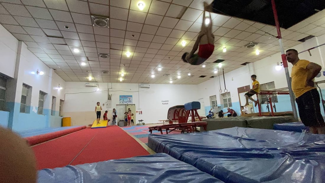 كابتن نوار يدرب أطفال البصرة لذهبية آسيا.. مرح وقساوة في قاعة الجمباز (فيديو)