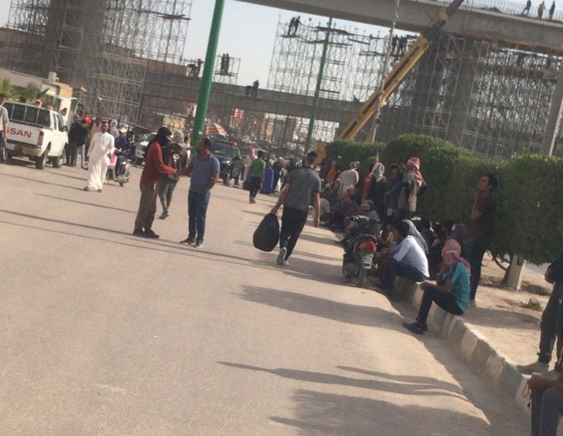 السماوة: إضراب عمال النظافة يغلق البلدية.. الاعتصام مفتوح حتى صرف الرواتب (صور)
