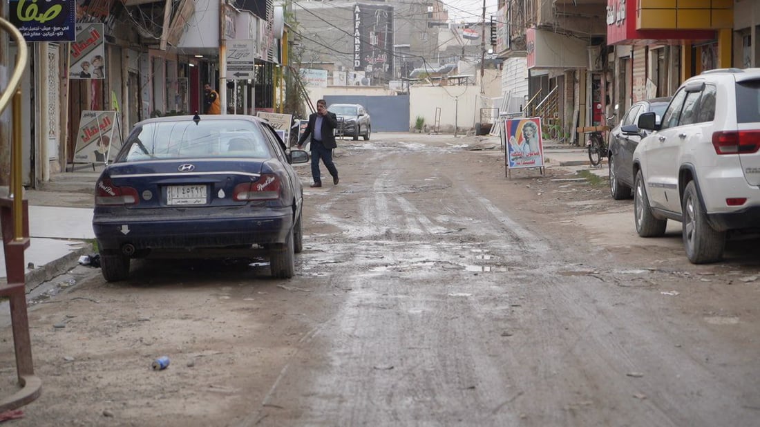 كوافيرات بعقوبة.. “الميك أب” يتوقف حين ينزل المطر وشارع التجميل يغرق (صور)