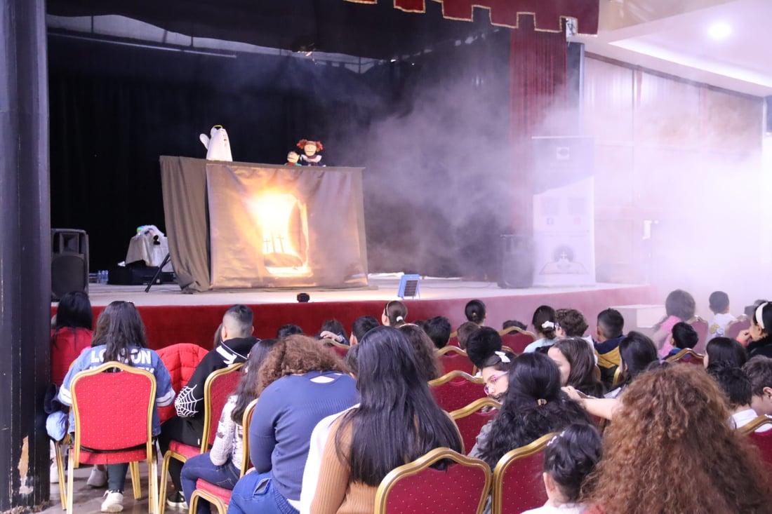صور: مسرح دمى في عينكاوة احتفالاً بعيد الأم ونوروز والأطفال رقصوا كثيراً