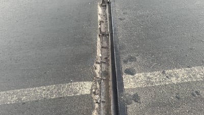 پارچە ئاسنێک بووەتە مۆتەکەی شۆفێرانی شەقامی 120 مەتری