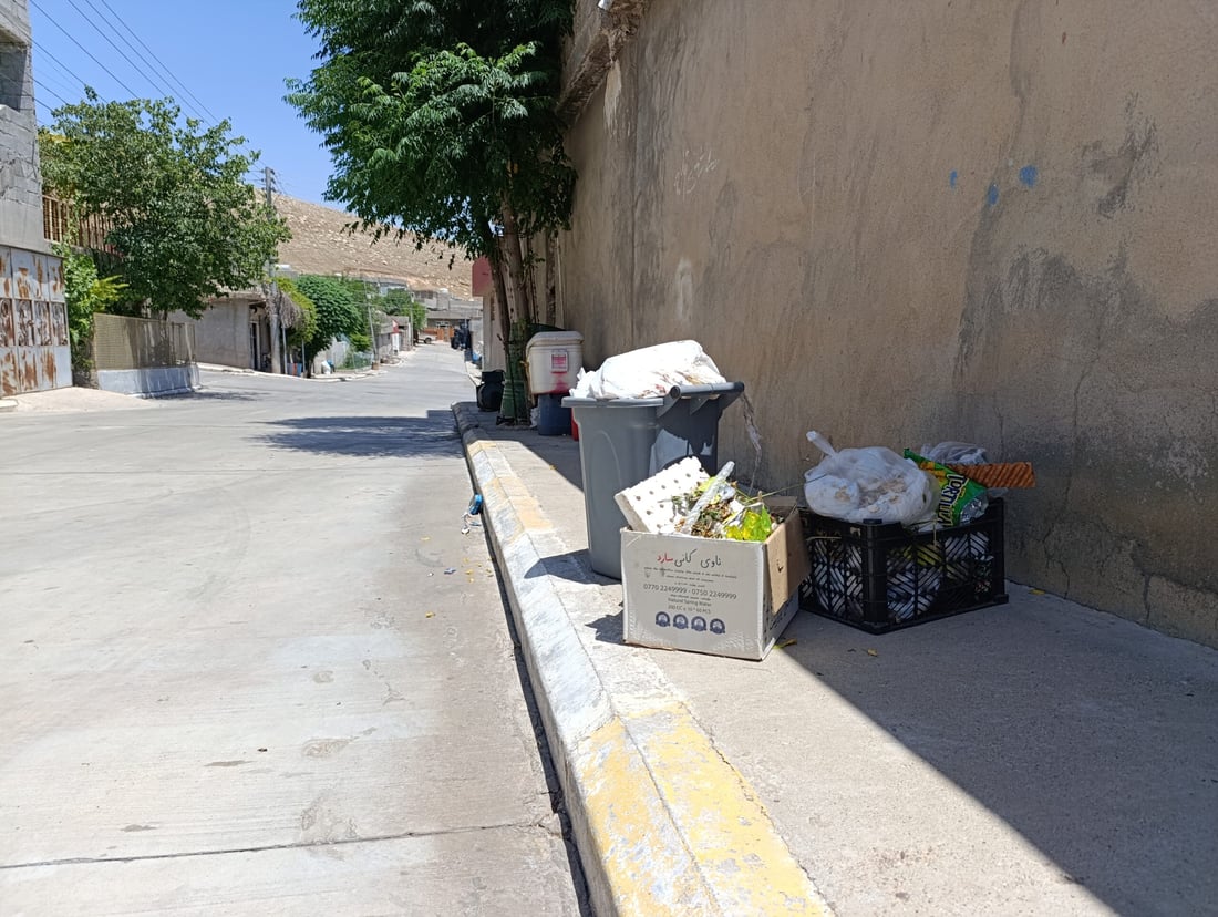 خۆڵ و خاشاکێکی زۆر لەکۆڵان و بەردەم ماڵەکانی سەیدسادق کۆبووەتەوە