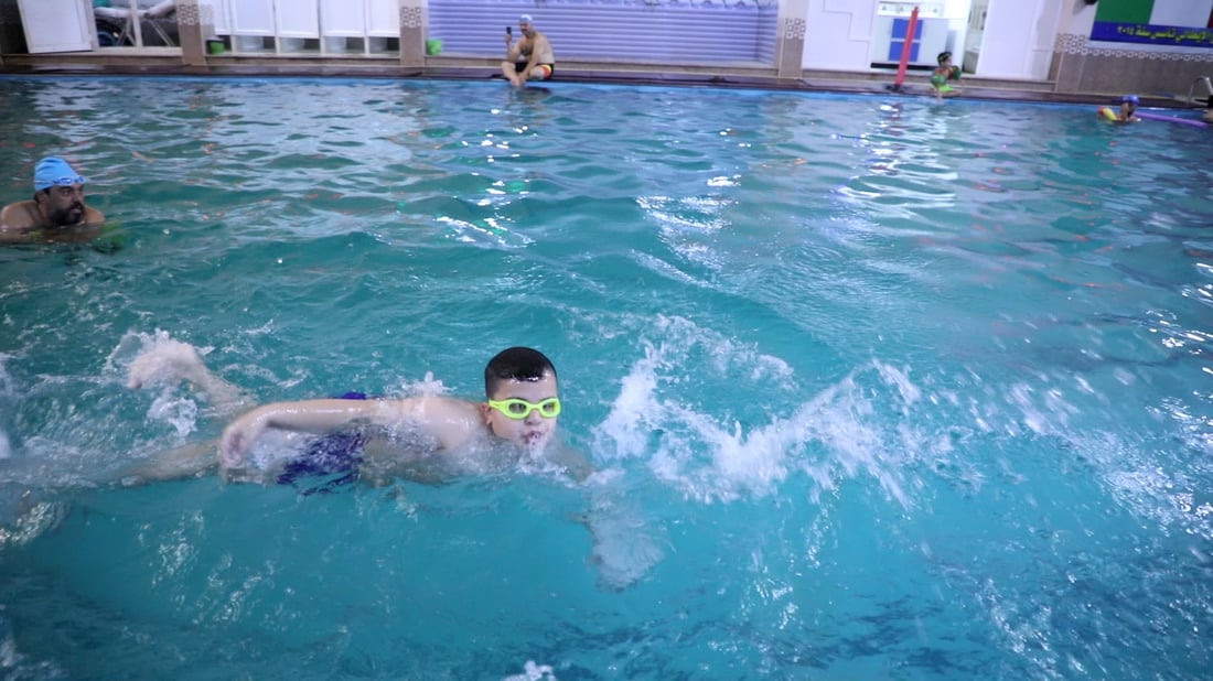 صور: 50 من أطفال الديوانية يحتفلون بإتقانهم السباحة.. “دولفين وكرول” وحركات أخرى