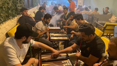 صور من خور الزبير: لا وقت للمحيبس.. بطولة لـ”مدمني” الطاولي والجائزة من مقهى نعناع