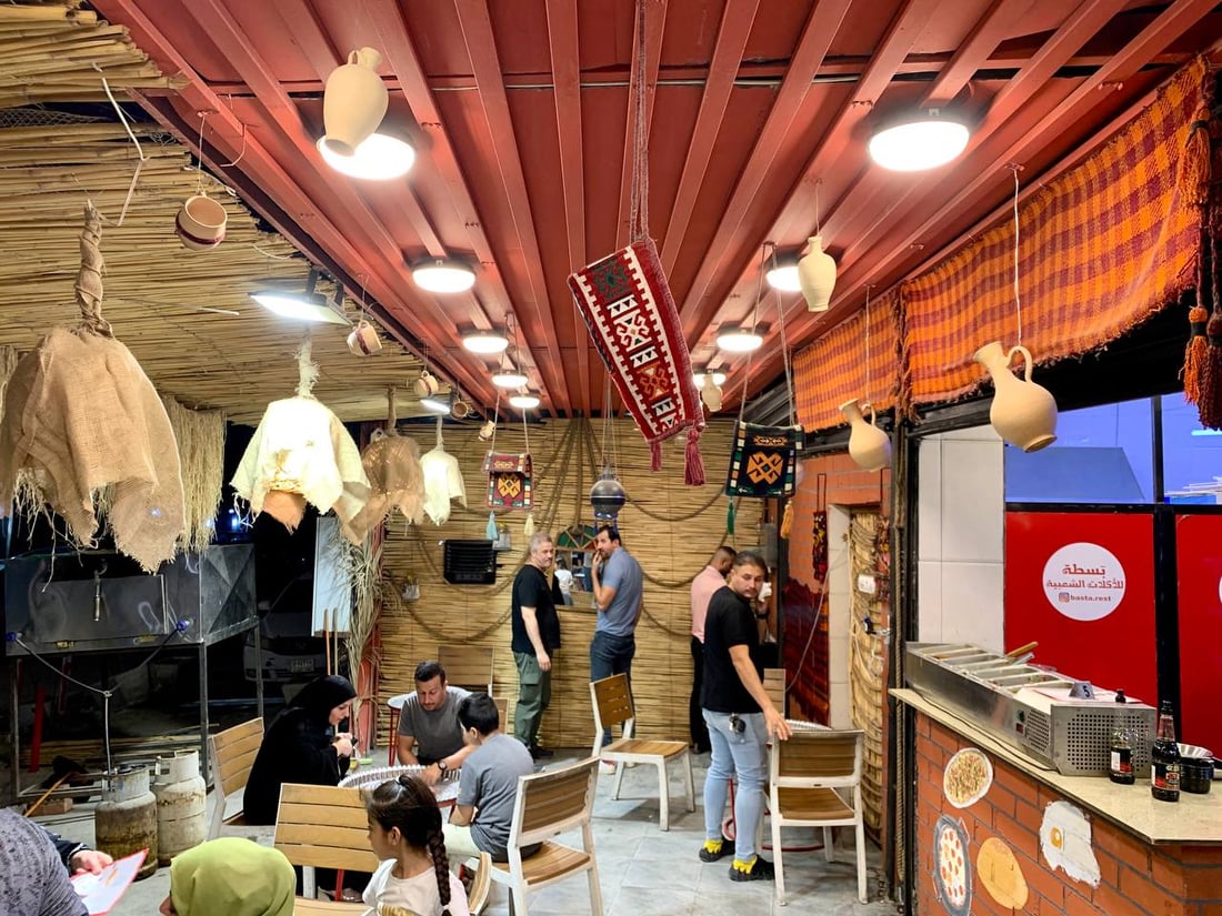 مطعم “بسطة” في حي الجامعة يقدم “كباب طاوة” ويسقيك اللبن من “الحِب” 24 ساعة