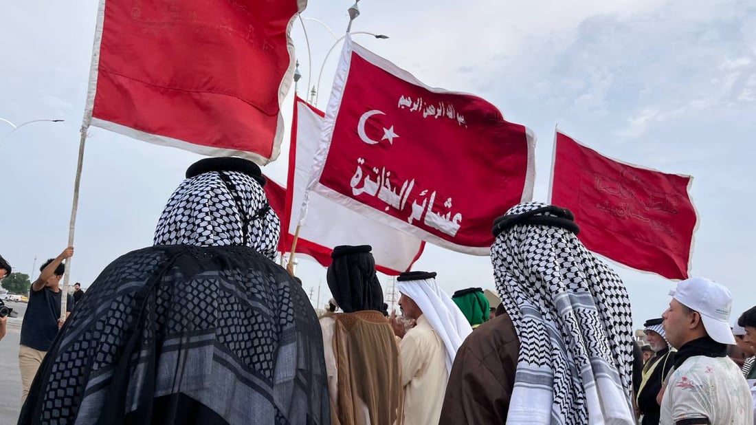 عشائر الهارثة تخرج راياتها للتظاهر.. الإهمال بات لا يطاق وهذه مجرد بداية (صور)