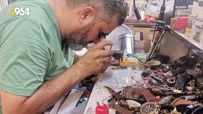 صور: “أمجد” يعرض تحفة سويسرية محفوظة بالذهب وعمرها نحو 100 عام