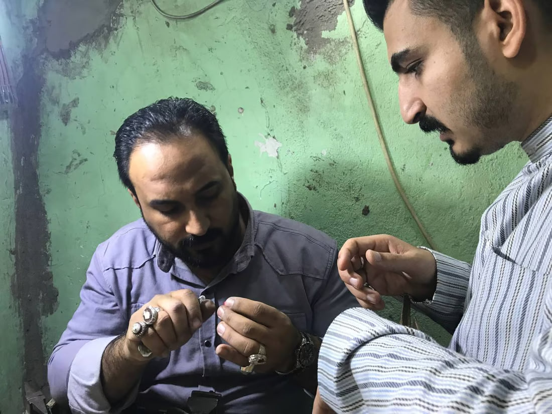 Gemstone sellers in Basra battle against fraudsters tarnishing their trade