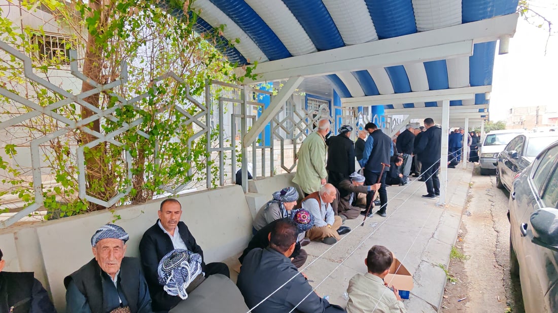 دوو خانەنشین؛ لە چاوەڕوانى موچەدا دەردەدڵ دەکەن