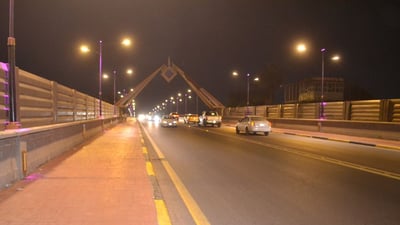 صور ليلية: رجال أمانة بغداد يعملون حتى الرابعة فجراً لتجميل جسر الجمهورية