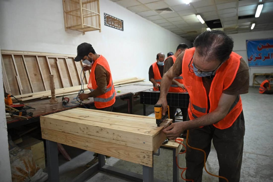 هدية من سجون العراق إلى المدارس.. مقاعد دراسية صنعت بأيدي النزلاء (صور)