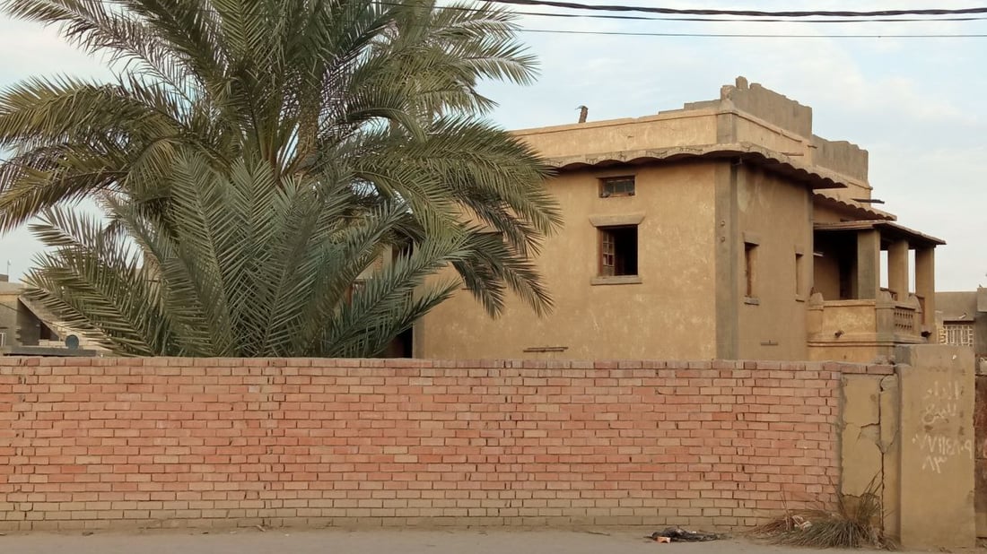 صور من منزل المستشار البريطاني كلايف دالي في طويريج.. يقولون إن عفريتاً يسكنه!