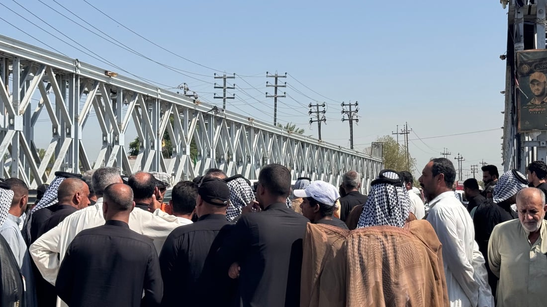 “زرعنا العنبر وتورطنا”.. مزارعو المشخاب يغلقون الجسر الحديدي (صور)