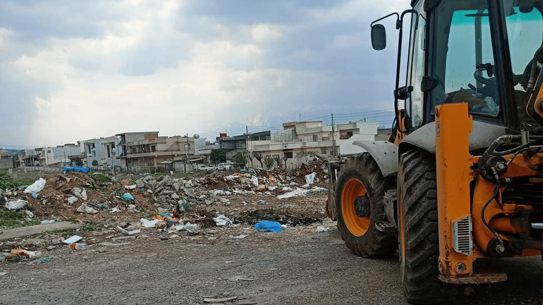 فەرمانبەرانی ئاوی قەڵادزی زبڵ و خاشاکی ناوچەیەک پاکدەکەنەوە