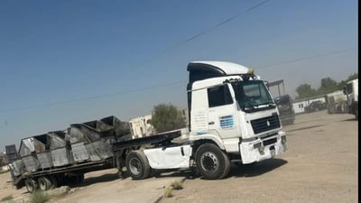“حرب حاويات” استمرت يومين جنوب بغداد.. شركة تنظيف نثرت الزبالة في الشوارع (صور)