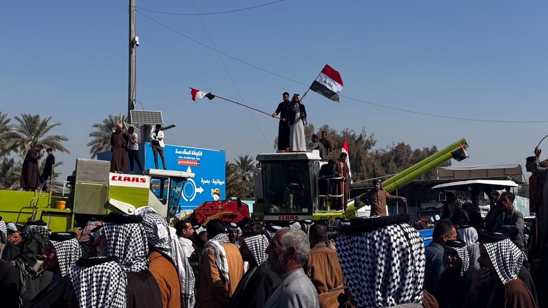 فيديو: فلاحو مفرق غماس يهددون بـ “تشرين ثانية” ويقطعون الطريق بالحاصودات