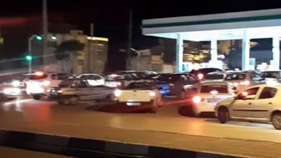 لە بەنزیخانەکانی ئێران ئۆتۆمبێلێکی زۆر بۆ وەرگرتنی بەنزین لەسەرە وەستاون