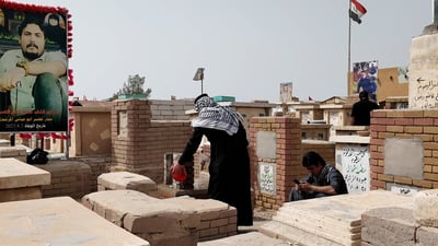 “الموتى ينتظروننا في العيد”.. مقبرة وادي السلام تغص بزوّار من كل العراق (فيديو)