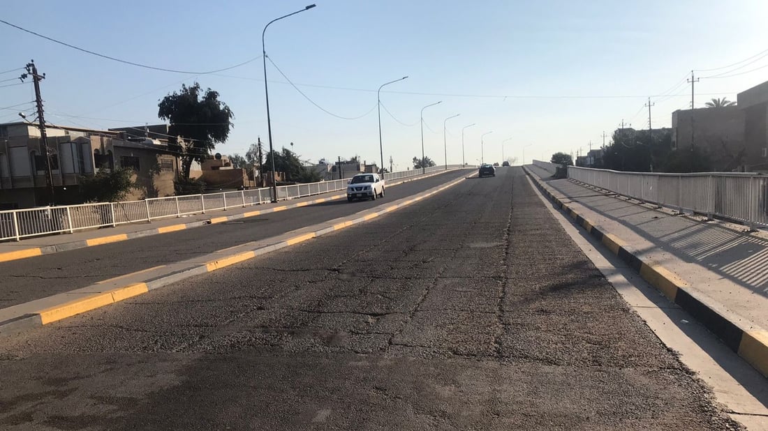 “الطسات” تملأ مجسر السفارات إلى العامرية.. بلا تأهيل منذ عقود ووعد من الأمانة (صور)