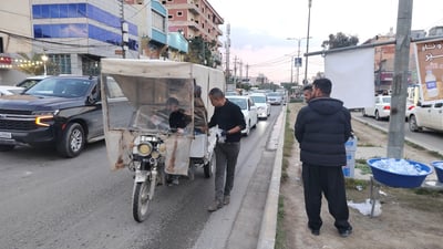 لەکاتی بەربانگ خورما و ئاو بەسەر رێبوارانی بەرۆژوو دابەش دەکەن