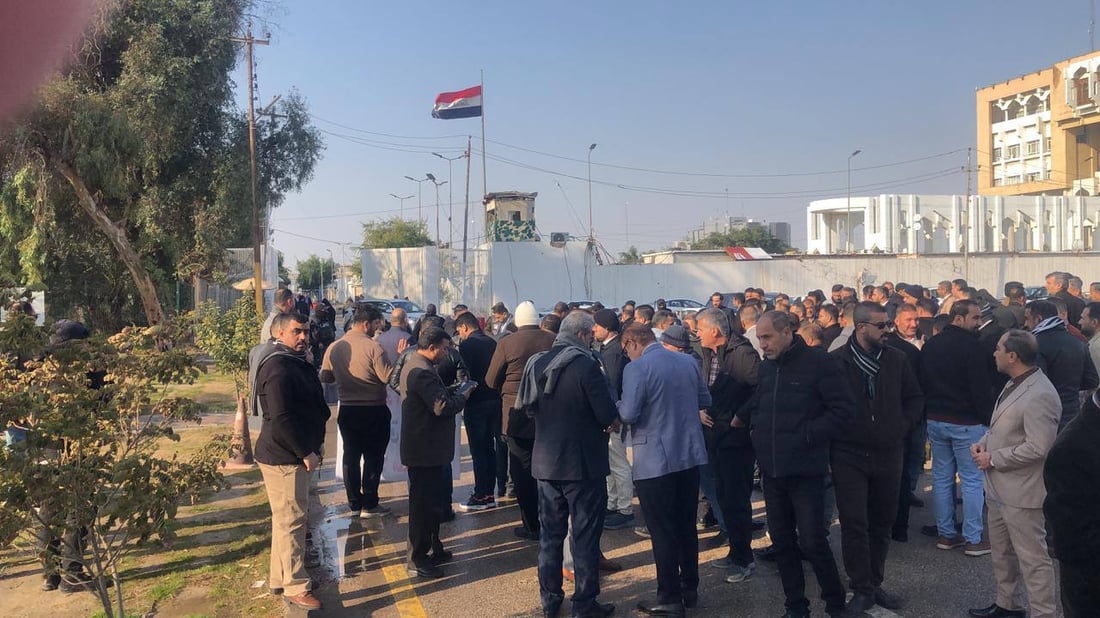 احتجاجات واسعة في النجف ضد إلغاء مخصصات الخدمة الجامعية