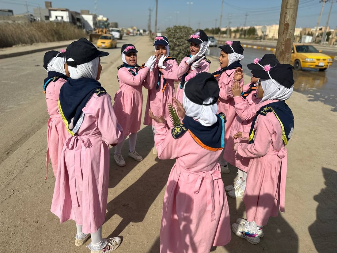 صور: تلاميذ الديوانية يزينون الشوارع بالورود.. حملة تشجير بمشاركة الأهالي