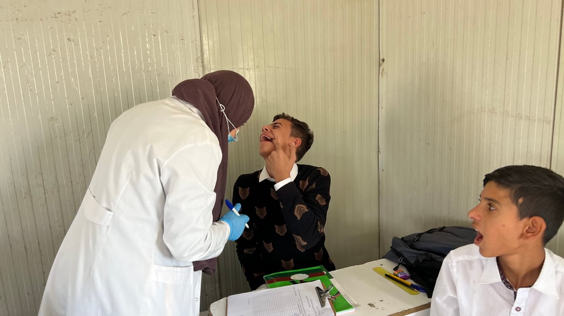 صور: فرق صحية تجوب مدارس سفوان لفحص أسنان التلاميذ.. حملة برعاية الهلال الأحمر
