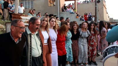 امتلأت شوارع بعشيقة نساءً ورجالاً.. “طوافات” إيزيدية عند مزار الأولياء (فيديو)