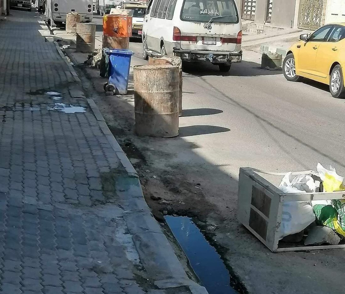 صور: لا مكان لركن السيارات في السماوة.. الأهالي وضعوا براميل مليئة بالحجارة