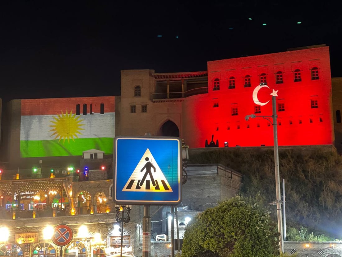 صور: محافظ أربيل يضطر للتوضيح.. القلعة أضيئت بعلم تركيا العملاق مع وصول إردوغان