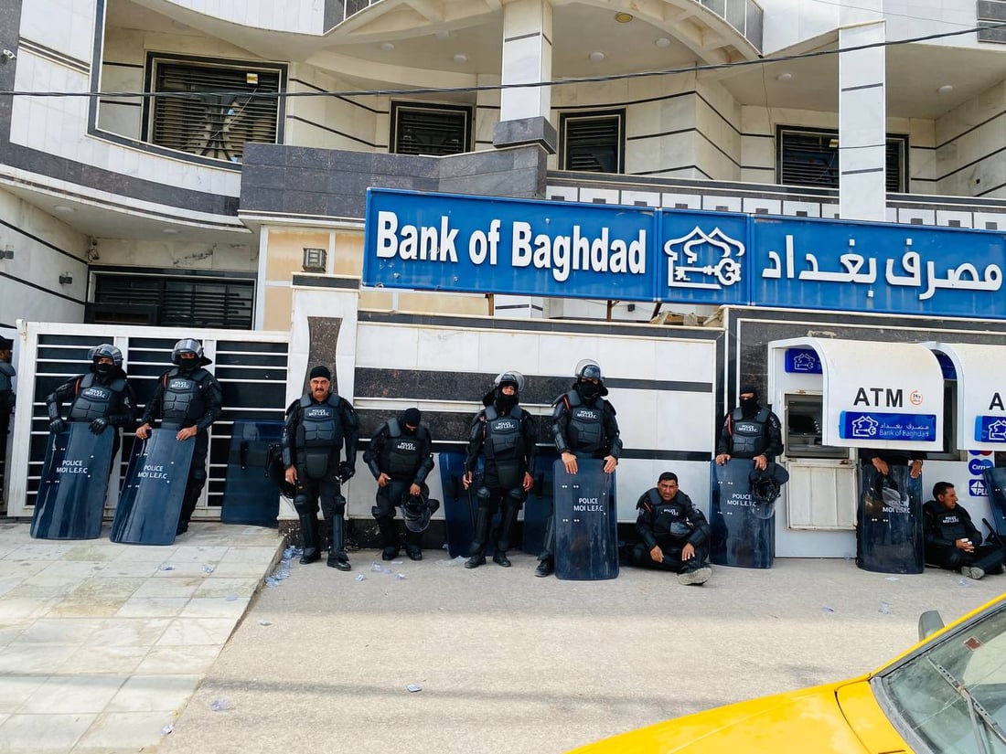 صور من العمارة: أزمة الدولار تؤخر رواتب “بتروجاينا”.. اعتصام أمام مصرف بغداد