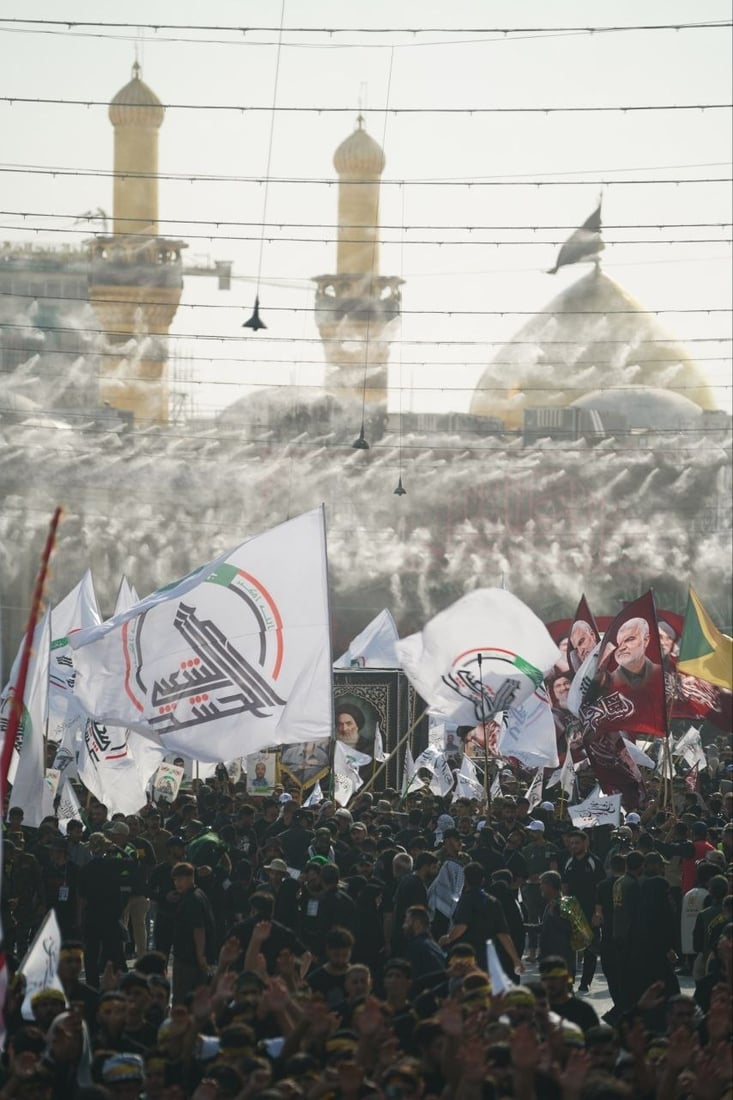 الحشد يرفع بوستر عملاق بين الحرمين: مثلي لا يبايع مثله (فيديو)