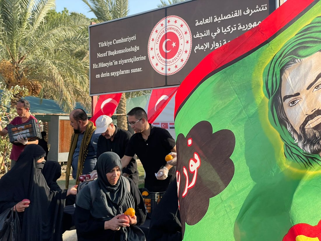 (صور) القنصل التركي يخدم الزائرين في النجف: نحب أهل البيت