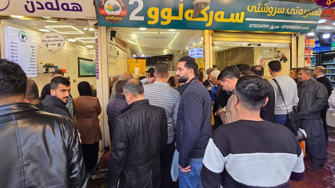 رەمەزانە و بەردەم دوکانەکانی شەربەت و پاقلە و شیرینی جمەیان دێت