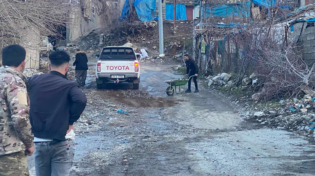 صور: الأهالي يفتحون الطرق الجبلية بعد انزلاق الصخور والأشجار في سيول السليمانية