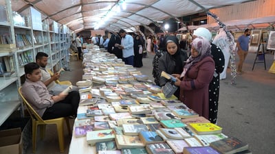 مسجد ذو قباب كثيرة وخطاطون يجذبون البصاروة لقراءة الورق في زمن فيسبوك