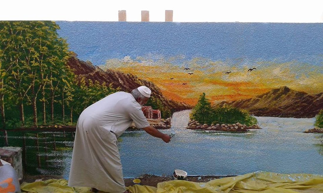 “بالدشداشة والعقال”.. ستيني بموهبة فطرية يُجسّد طبيعة الريف بلوحات عالمية